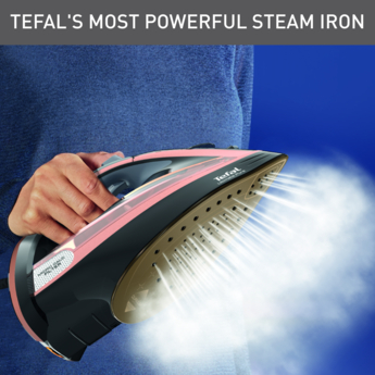 Person hält ein Tefal Dampfbügeleisen. Blauer Hintergrund, Dampf.
