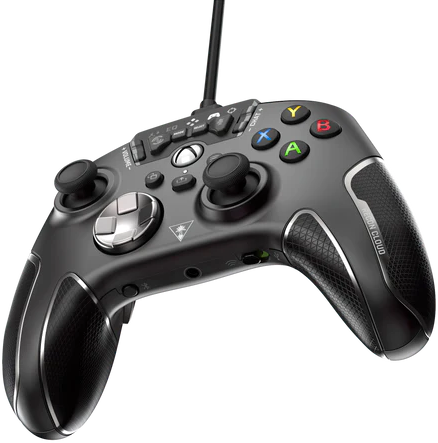 Manette de jeu noire avec différents boutons et un long câble.
