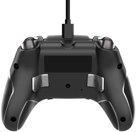 Une manette de jeu noire avec des accents argentés et un port USB-C. Le dos de la manette est visible.
