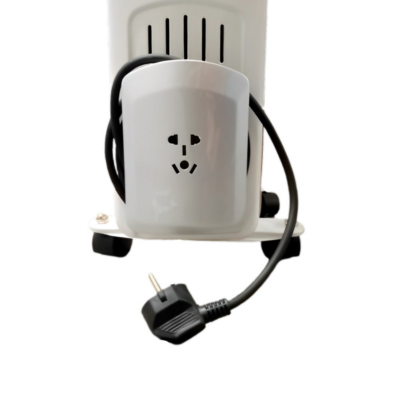 Witte kachel met stopcontact, zwarte kabel, stekker, op wit.