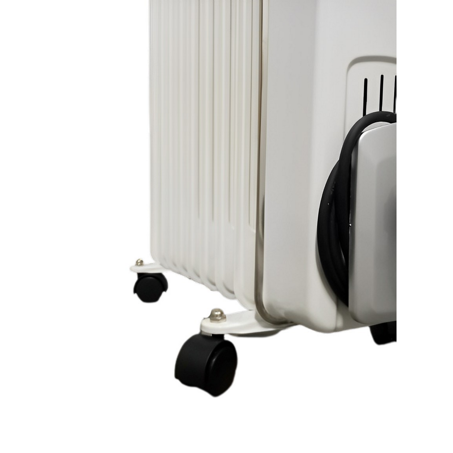 Witte oliegevulde radiator met zwarte wielen, op een wit oppervlak.