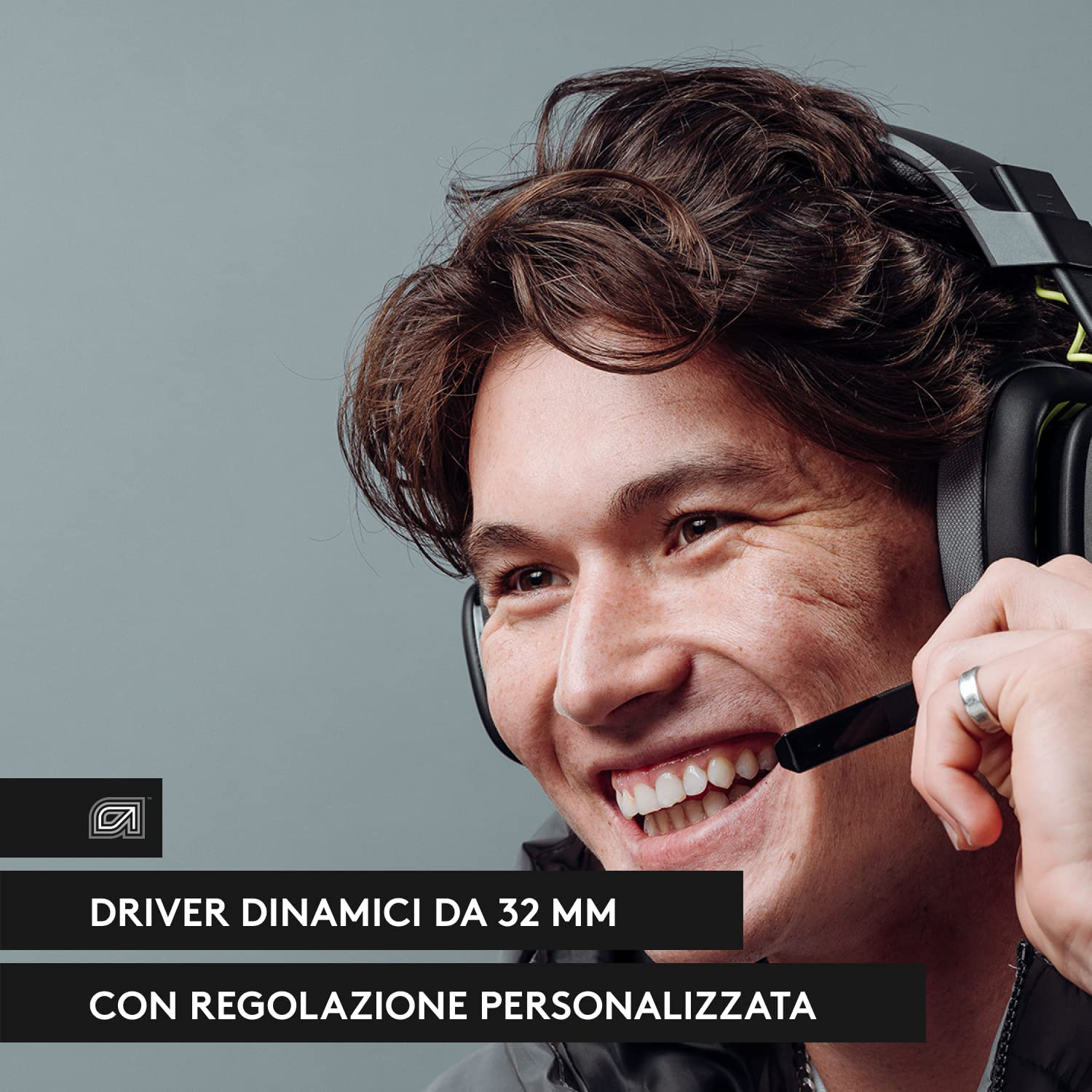 Uomo felice con le cuffie che sorride, con testo sul prodotto.