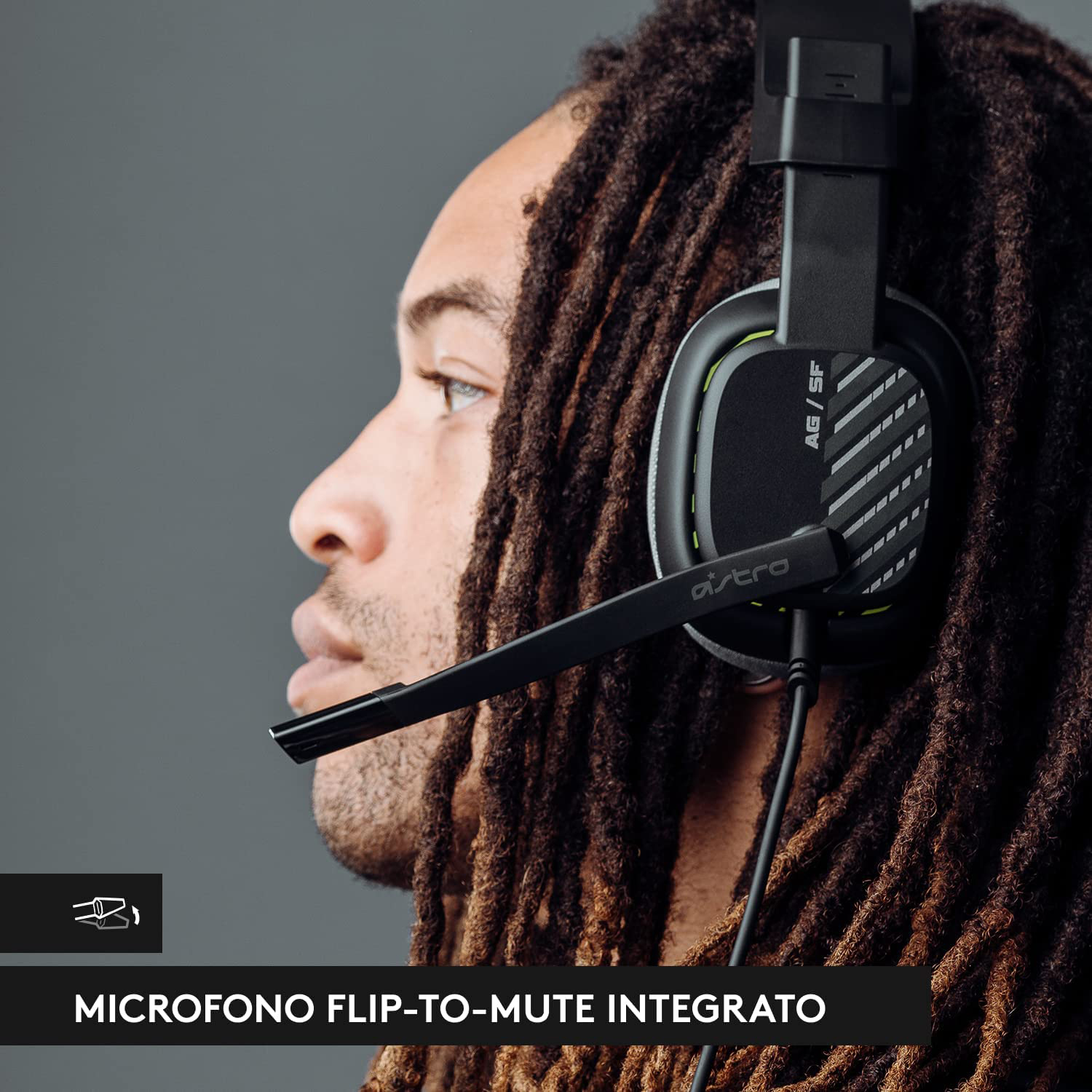 Uomo con cuffie, microfono davanti alla bocca. Testo: Microfono Flip-to-Mute Integrato.