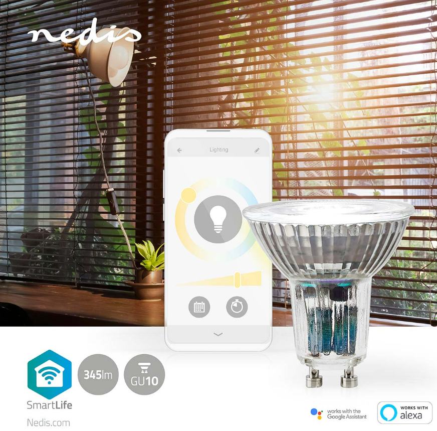 Eine Smart-Home-Glühbirne mit einem Smartphone, das ihre Steuerschnittstelle zeigt. Hintergrund ist ein Fenster.