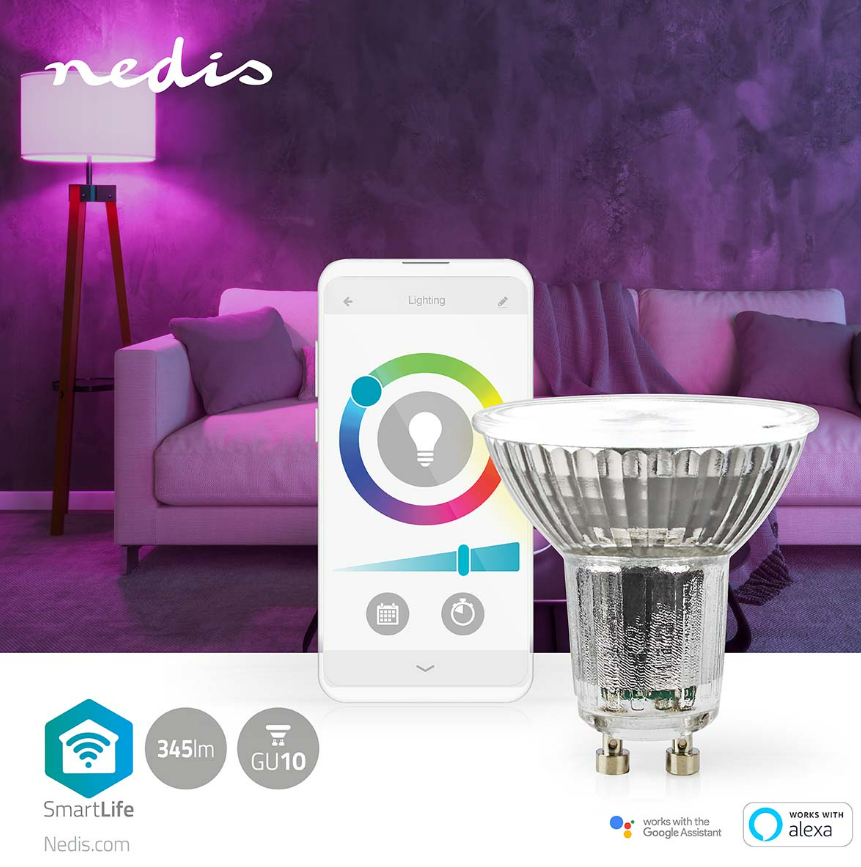 Eine intelligente Lampe mit Smartphone, das Farboptionen und andere intelligente Funktionen zeigt.