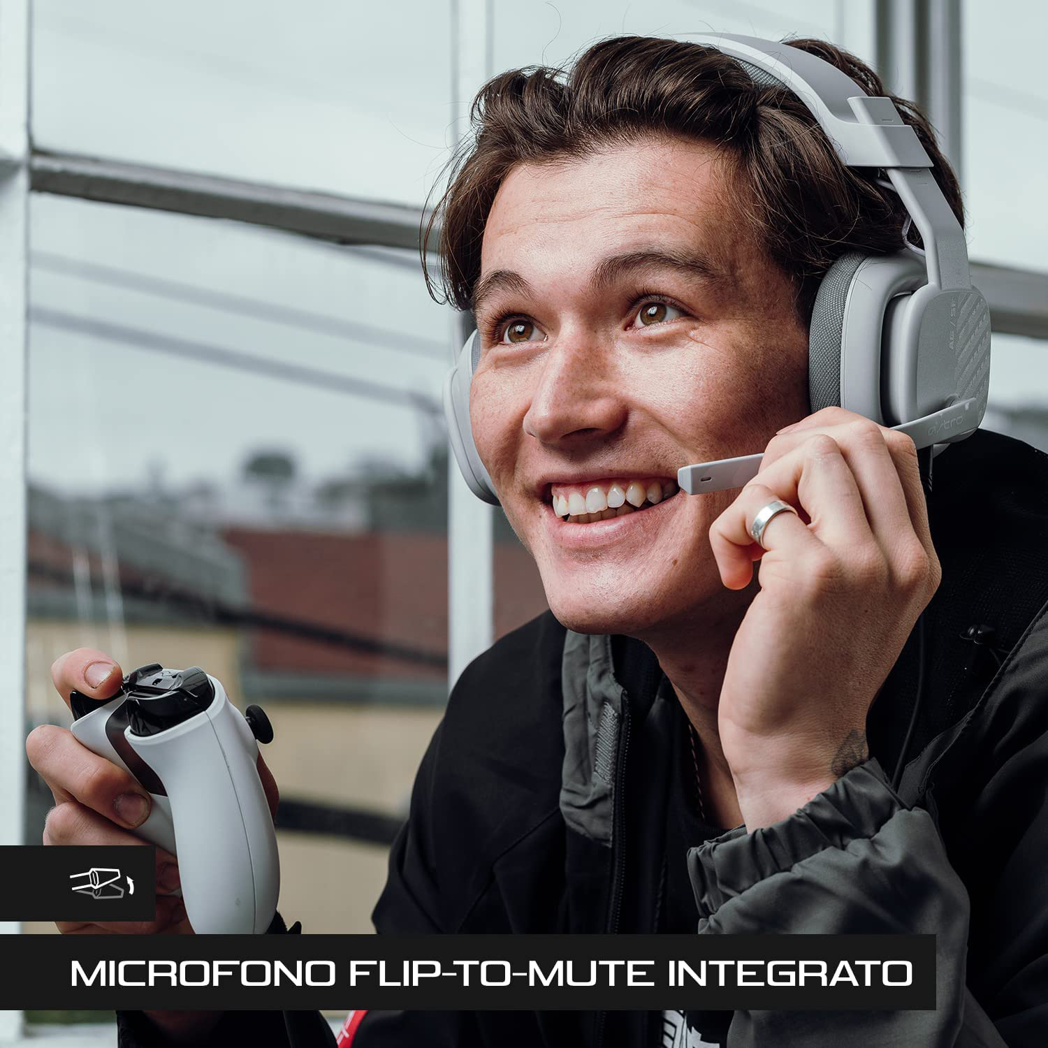 Uomo sorridente con cuffie e microfono.