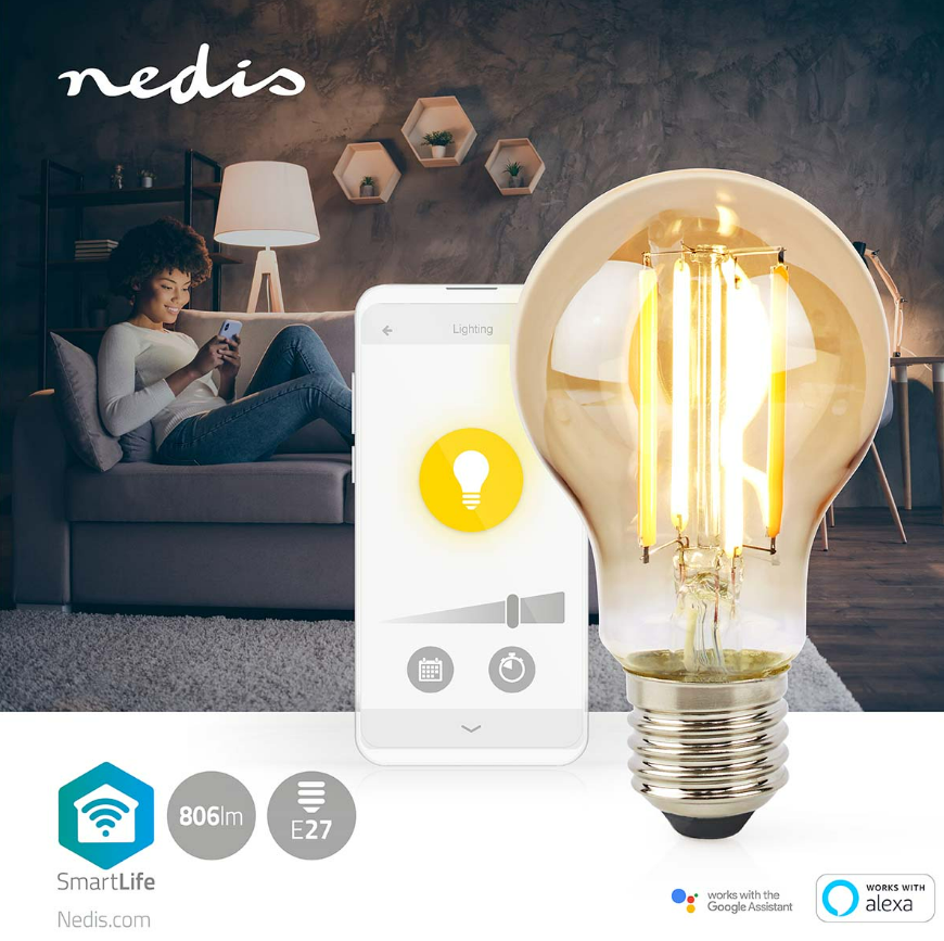 Eine Frau benutzt ein Telefon, eine intelligente Glühbirne und eine Telefon-App mit Smart Home-Oberfläche.