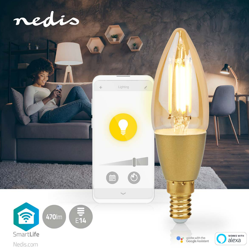 Eine beleuchtete Glühbirne mit einem Telefon, das die Glühbirnensteuerung anzeigt, eine Frau auf einem Sofa, eine Smart-Home-Szene.
