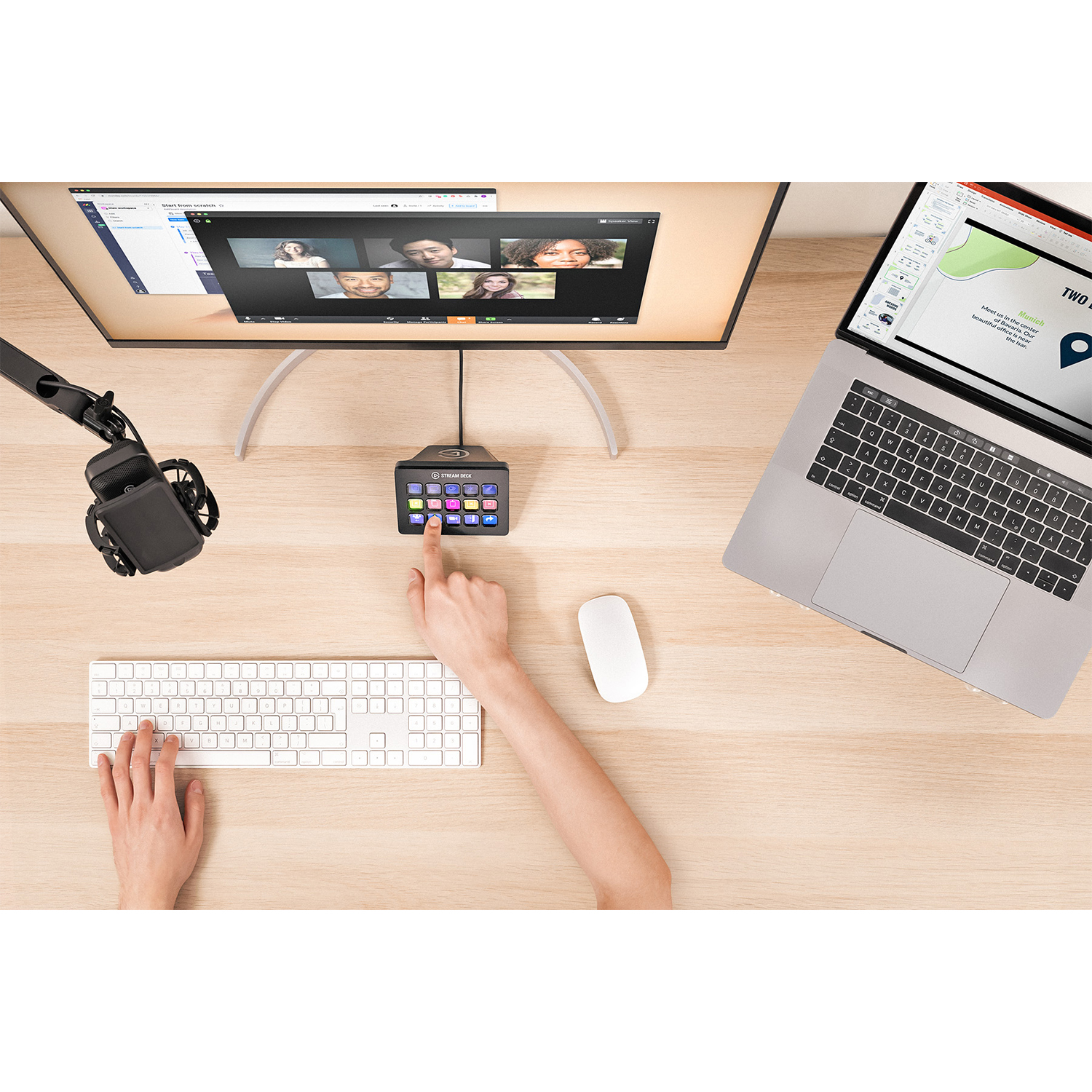 Una persona che utilizza Stream Deck, laptop e monitor. La scrivania è in legno.