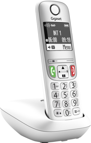 Téléphone sans fil Gigaset blanc sur une base de chargement. L'écran affiche l'heure et le menu.
