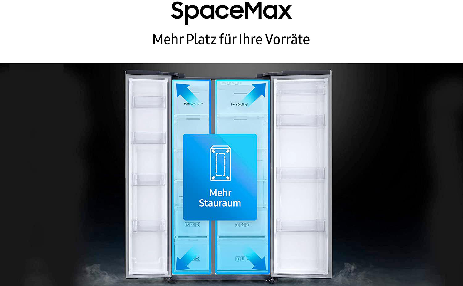 Ein Kühlschrank mit geöffneten Türen, das Innere zeigend. Text sagt 'SpaceMax' und 'Mehr Stauraum'.
