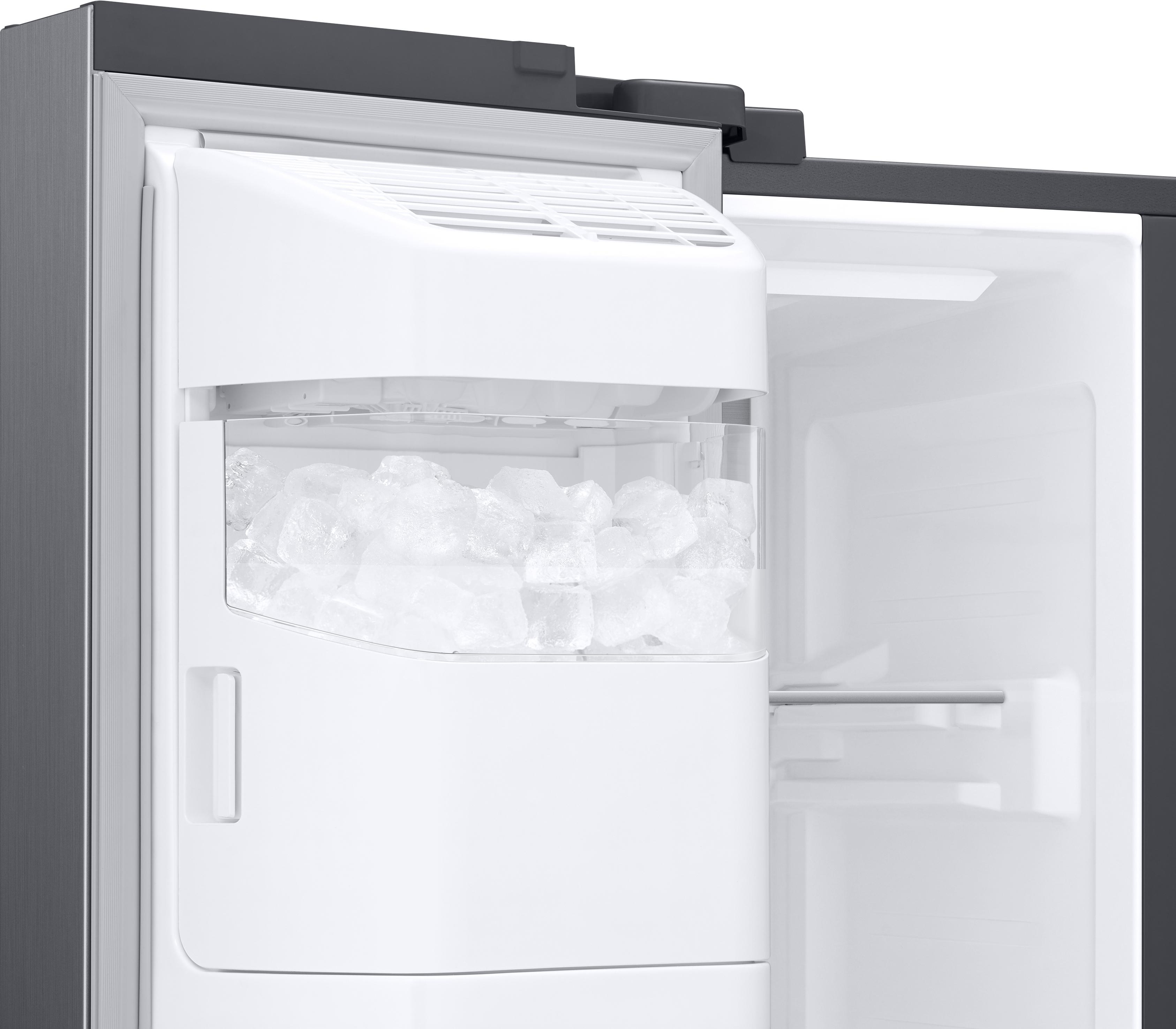 Eisbereiter im Kühlschrank mit Eiswürfeln, sichtbar durch den transparenten Behälter.