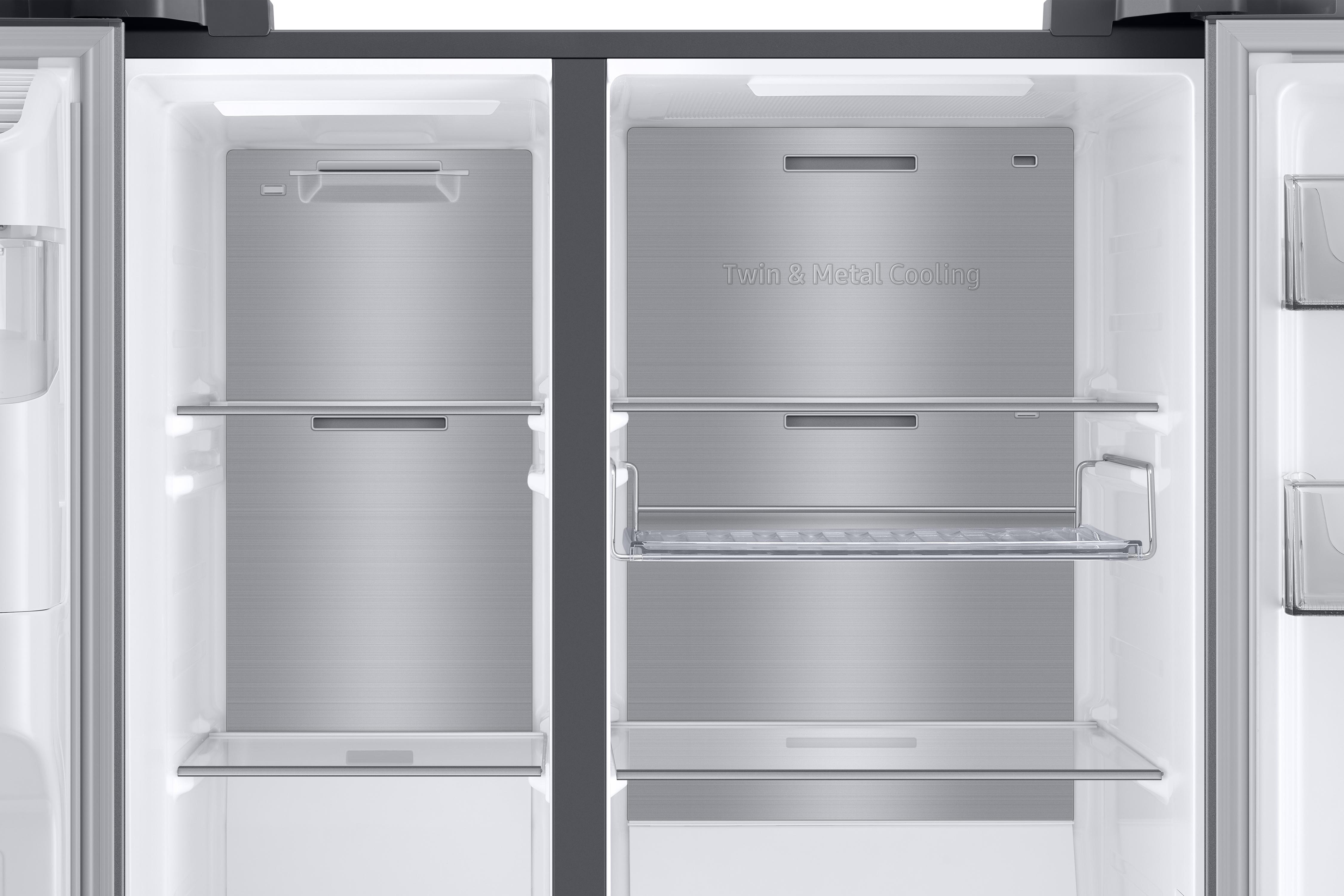 Offener Kühlschrank mit Edelstahl-Innenraum, Regale und Stauräume zeigend.