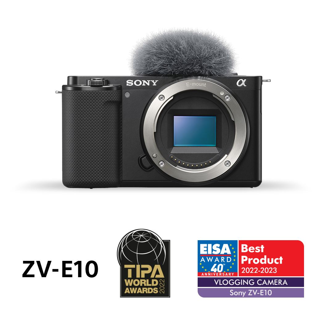 Cámara Sony ZV-E10 negra con micrófono y distintivos sobre fondo blanco.