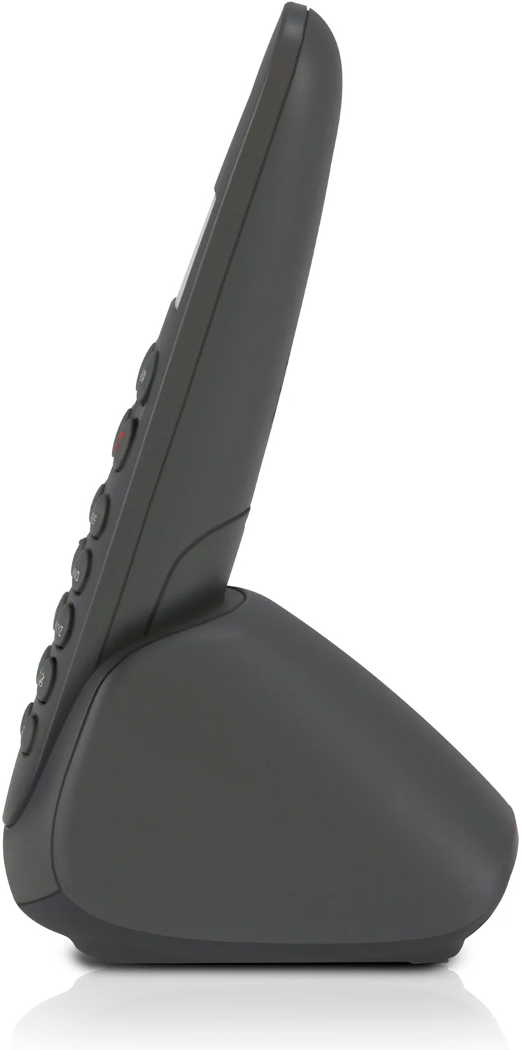 Un téléphone fixe gris foncé sur son socle. Le téléphone a des boutons et un petit écran.