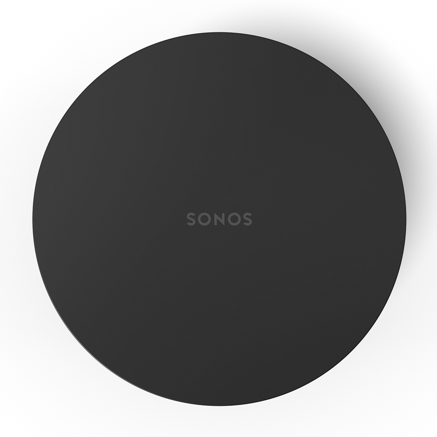 Un altoparlante Sonos rotondo e nero con il logo Sonos al centro. La superficie è liscia.