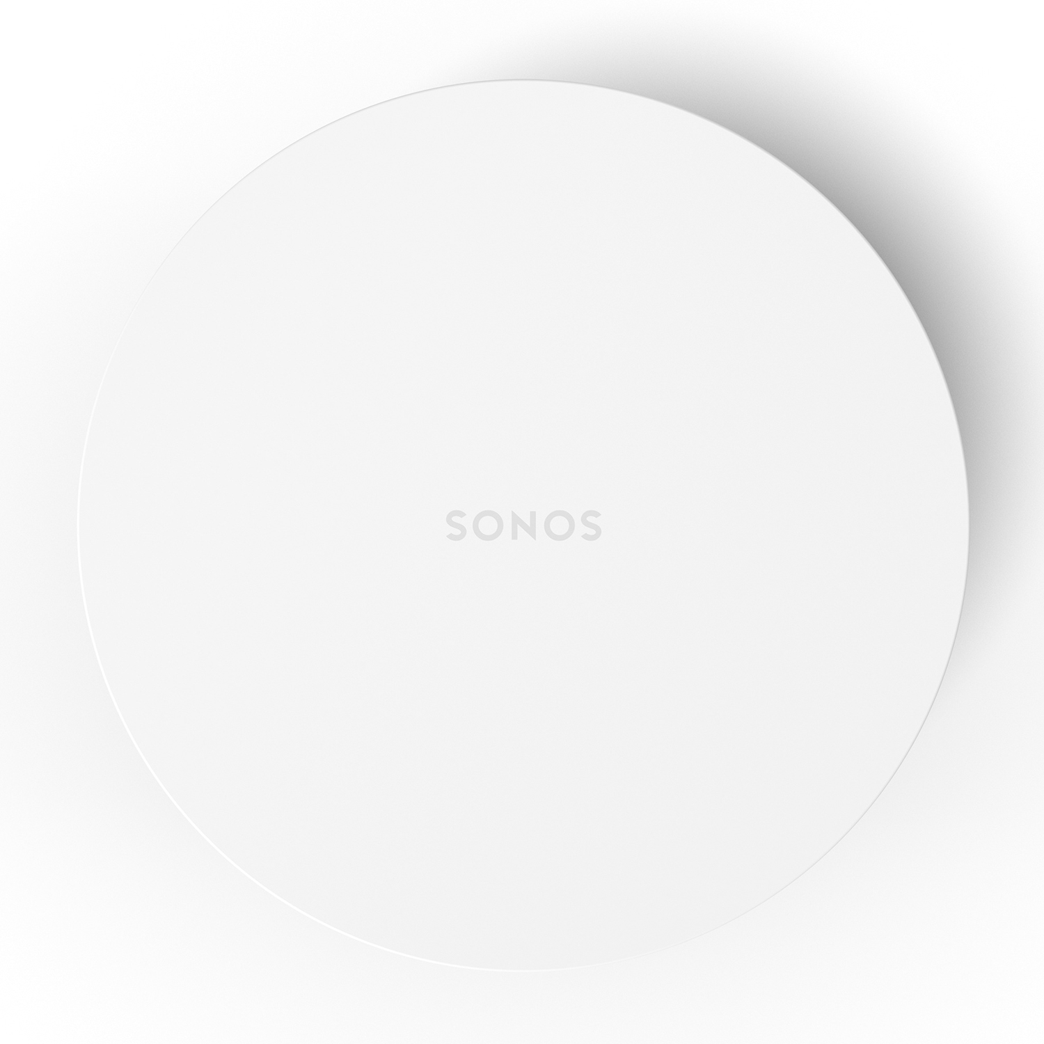 Un altoparlante Sonos bianco su una superficie bianca con un'ombra morbida.