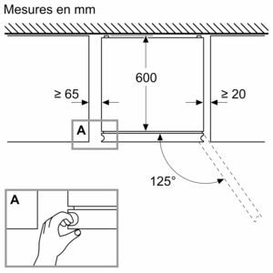 Diagram met de installatie van een keukenkast, met afmetingen en een hand die een kastdeur afstelt.