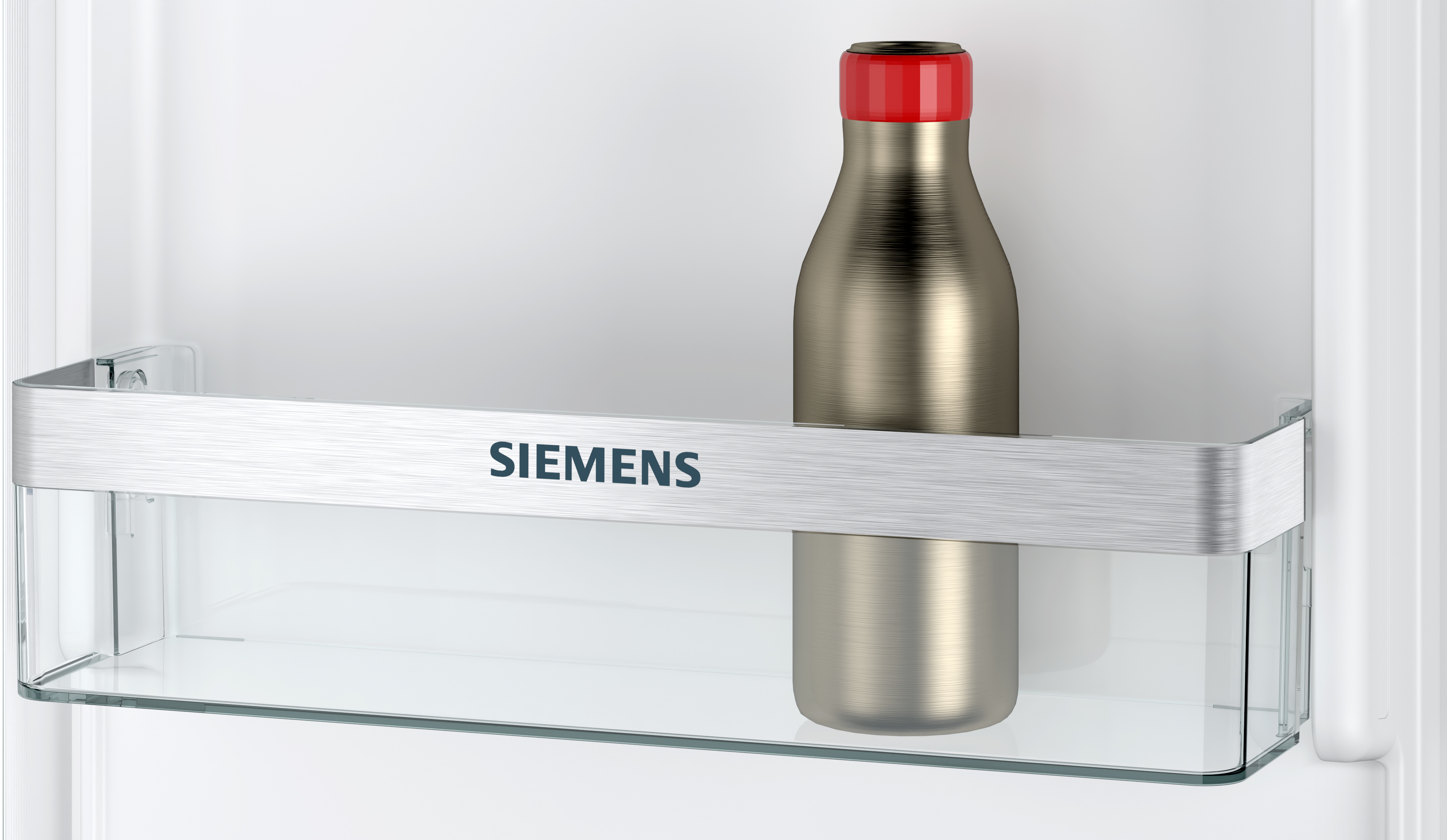 Een roestvrijstalen fles met een rode dop staat in een koelkastplank. De plank heeft een SIEMENS logo.