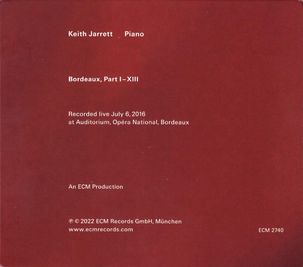 Roter Einband mit Text: Keith Jarrett Piano. Text auf rotem Hintergrund.