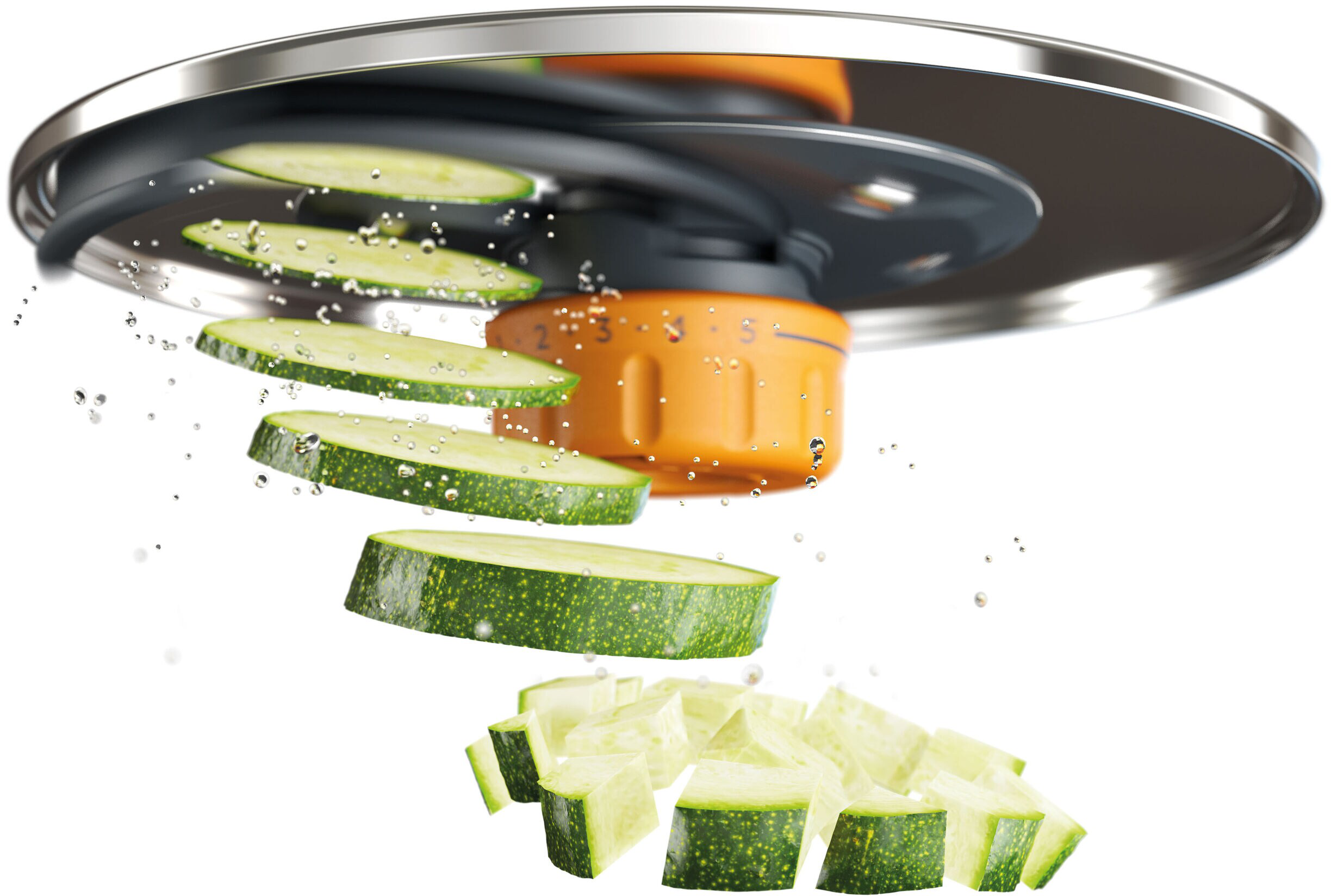 Accessorio robot da cucina che affetta zucchine. Zucchine a fette in aria e pezzi tagliati sotto.