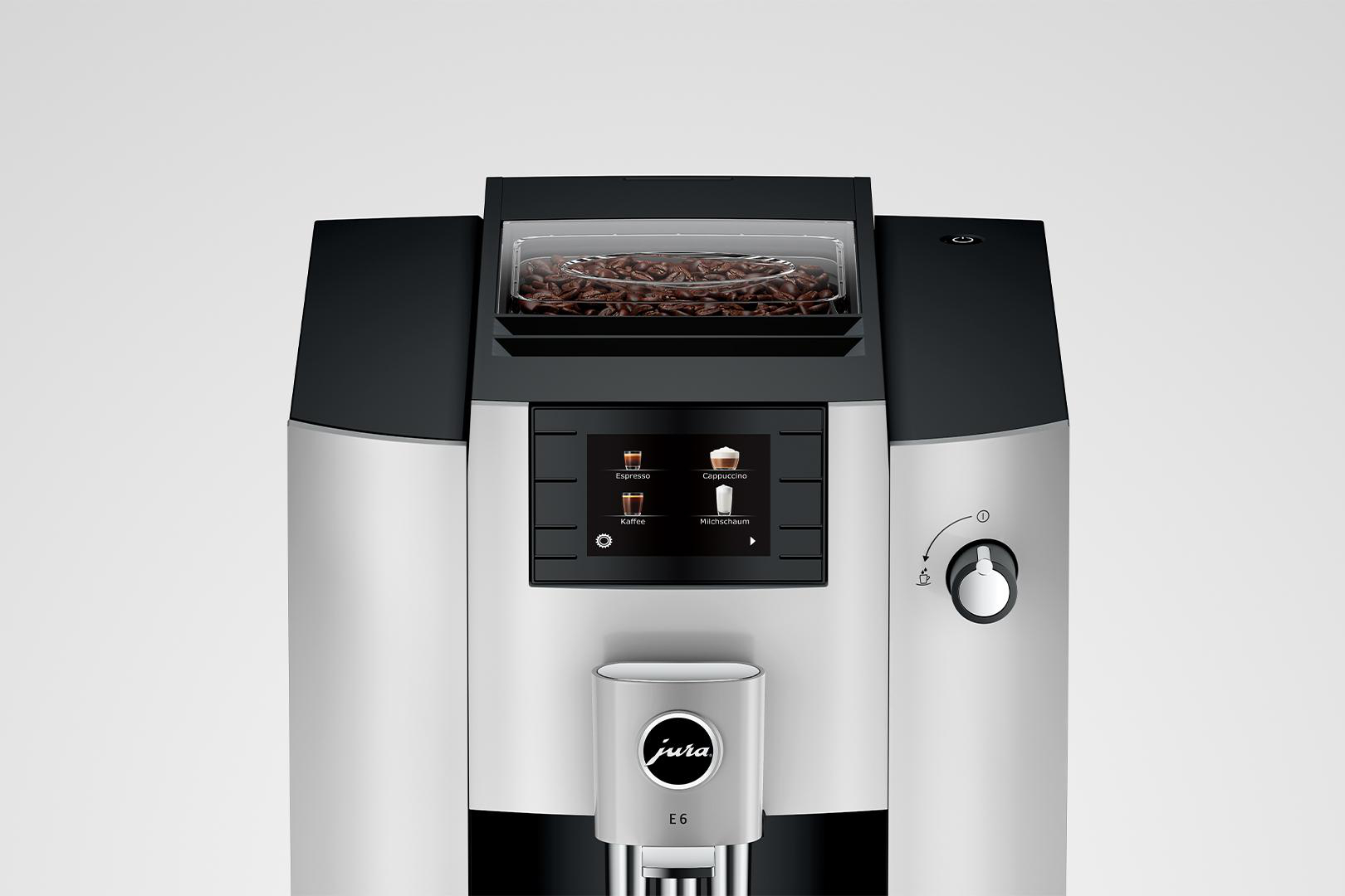 Eine moderne silber-schwarze Jura E6 Kaffeemaschine mit Bohnenbehälter und Touchscreen.