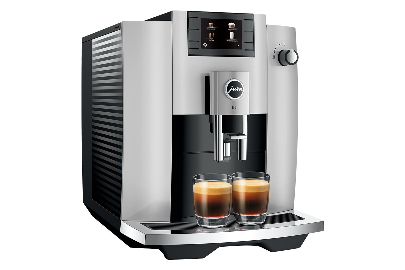 Eine silber-schwarze Kaffeemaschine mit zwei Espressogläsern.