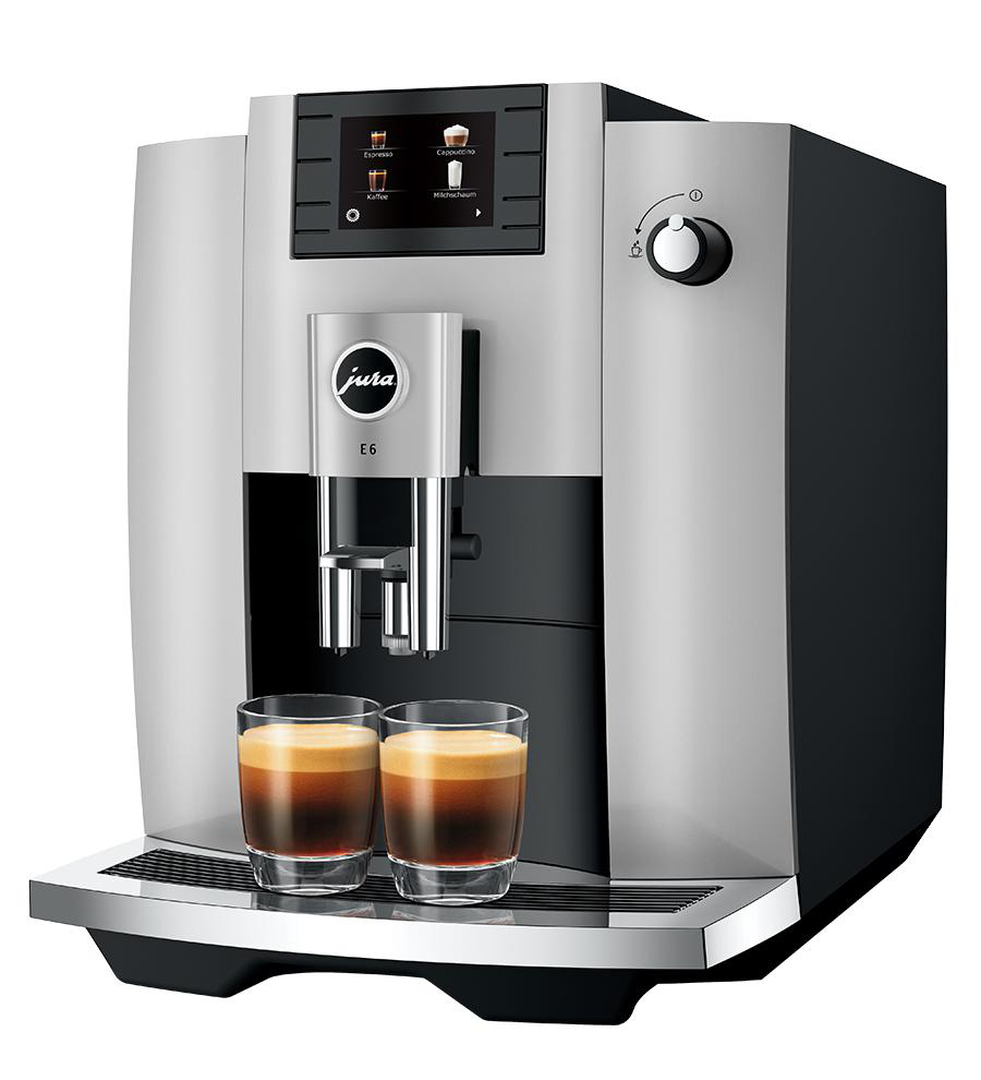 Silber-schwarze Kaffeemaschine mit zwei Kaffeegläsern und Display.