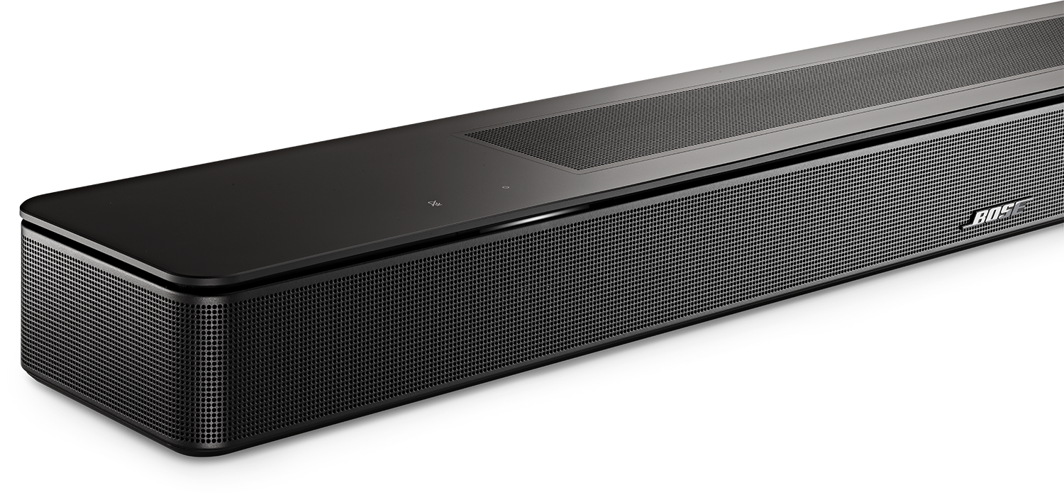 Een zwarte soundbar op een zwarte achtergrond. De soundbar heeft een mesh voorkant en Bose-branding.