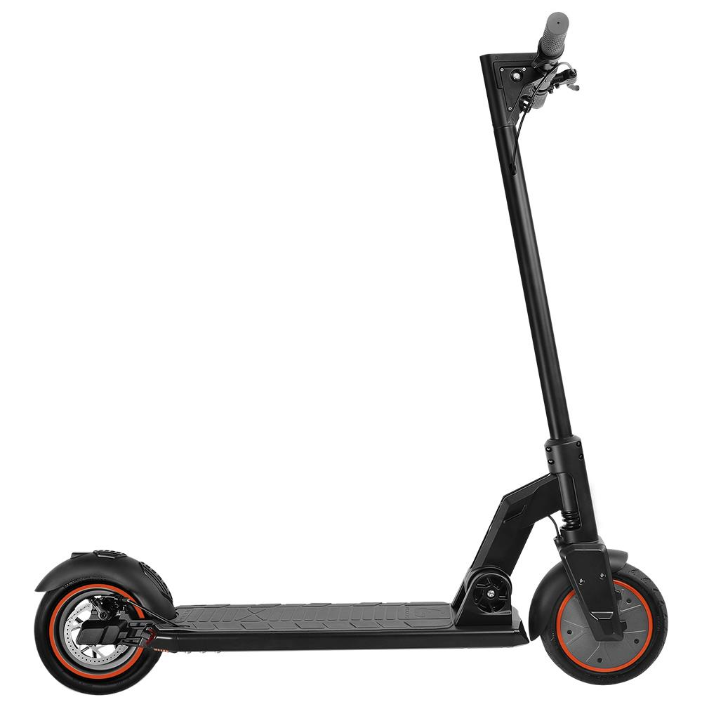 Beyaz zemin üzerinde siyah elektrikli scooter. Uzun bir direği ve turuncu detaylı iki tekerleği var.