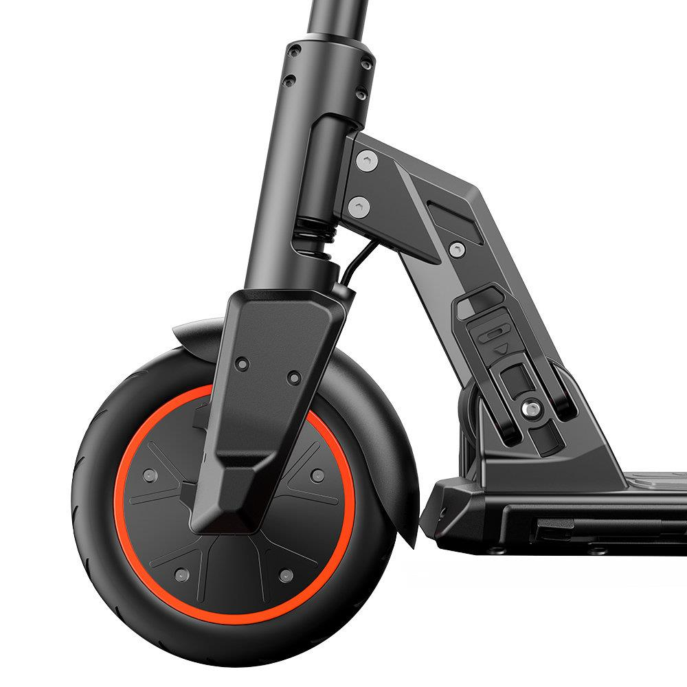 Siyah ve turuncu bir elektrikli scooter'ın tekerleğinin ve süspansiyonunun yakın çekimi.