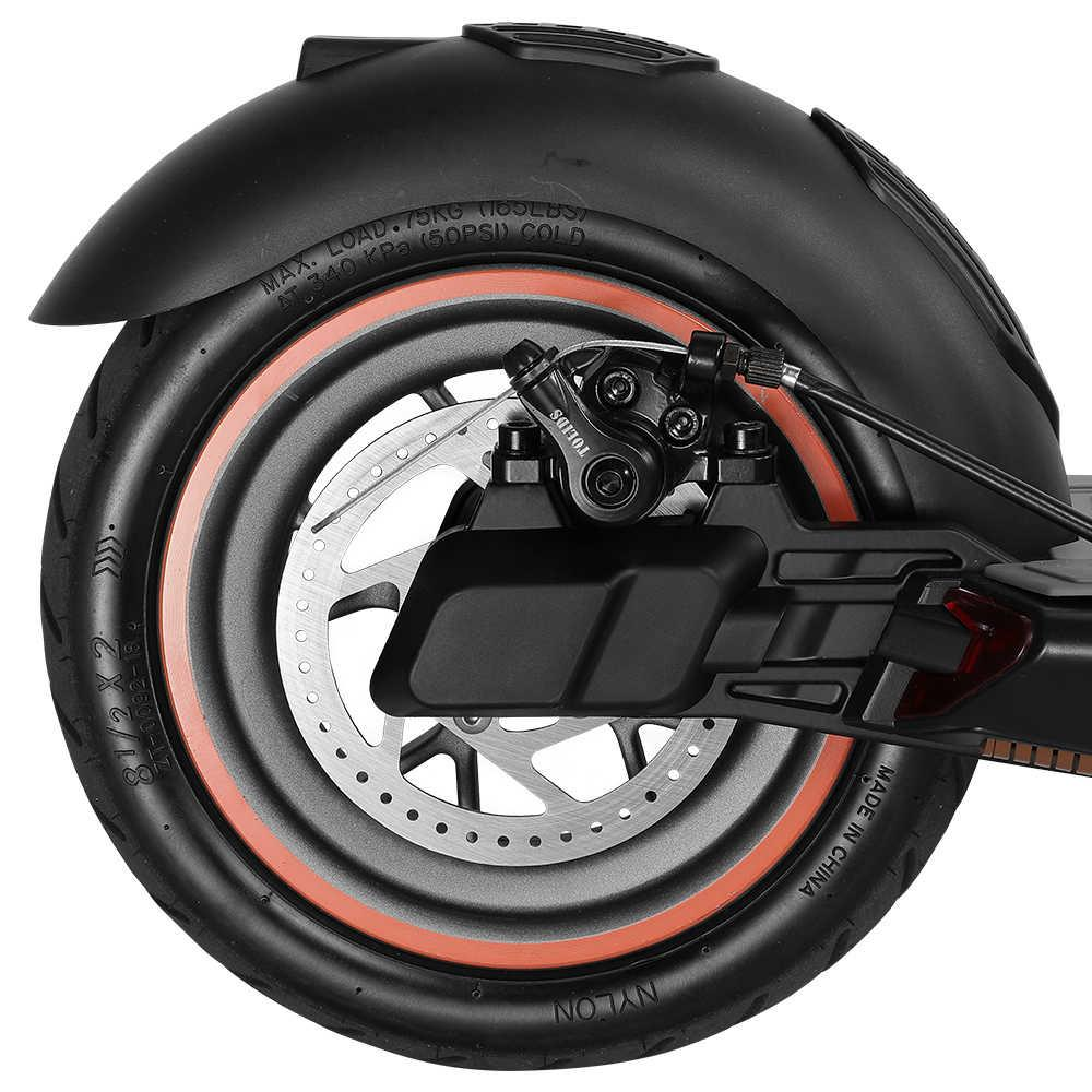 Fren bileşenleriyle bir scooter tekerleğinin yakın çekimi.
