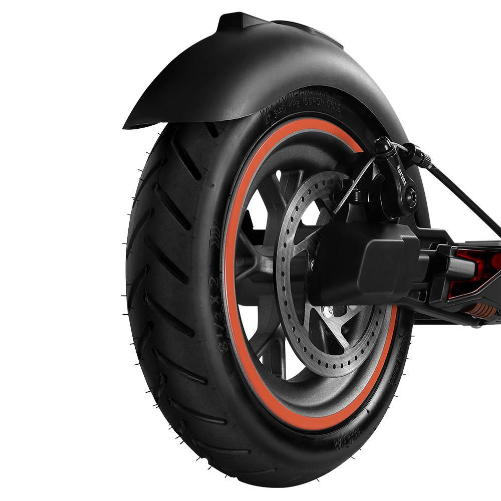 Bir scooter'ın arka tekerleğinin, lastiğin ve kırmızı vurgulu fren diskine yakın çekim.