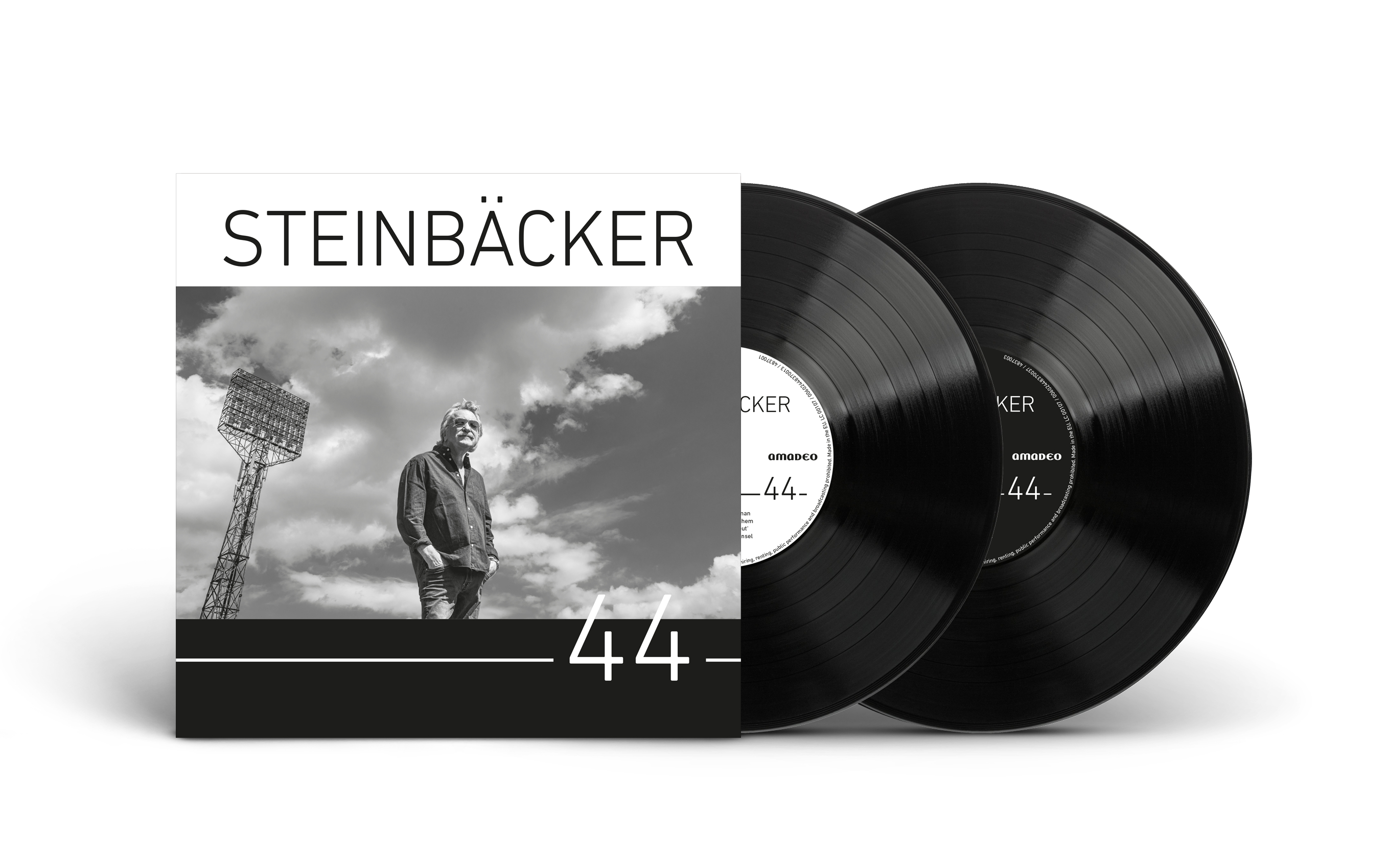 Albumcover mit zwei schwarzen Schallplatten daneben. Das Cover zeigt einen Mann und ein Stadion.