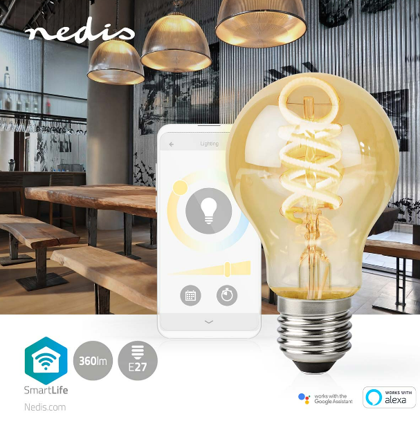Glühbirne leuchtet, mit Smartphone, Tisch und Stühlen im Hintergrund.