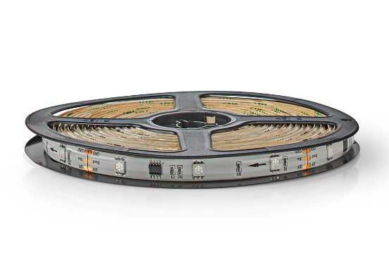 Eine Rolle LED-Lichtstreifen auf einer schwarzen Spule, mit weißem Hintergrund.