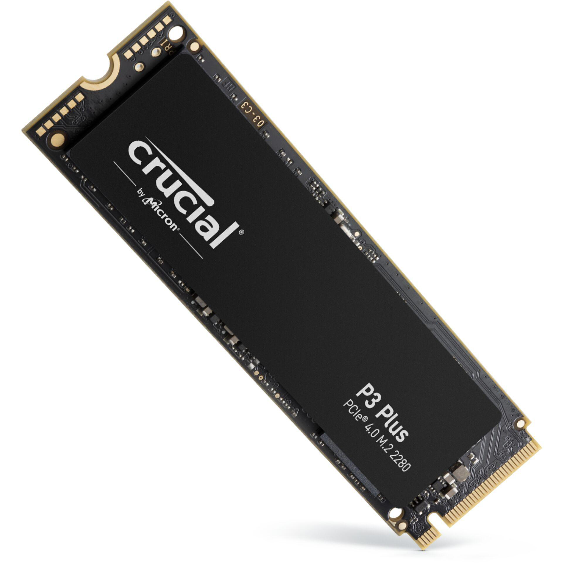 Eine schräge Aufnahme einer Crucial P3 Plus SSD. Sie hat einen schwarzen Körper mit weißem Text und goldenen Anschlüssen.
