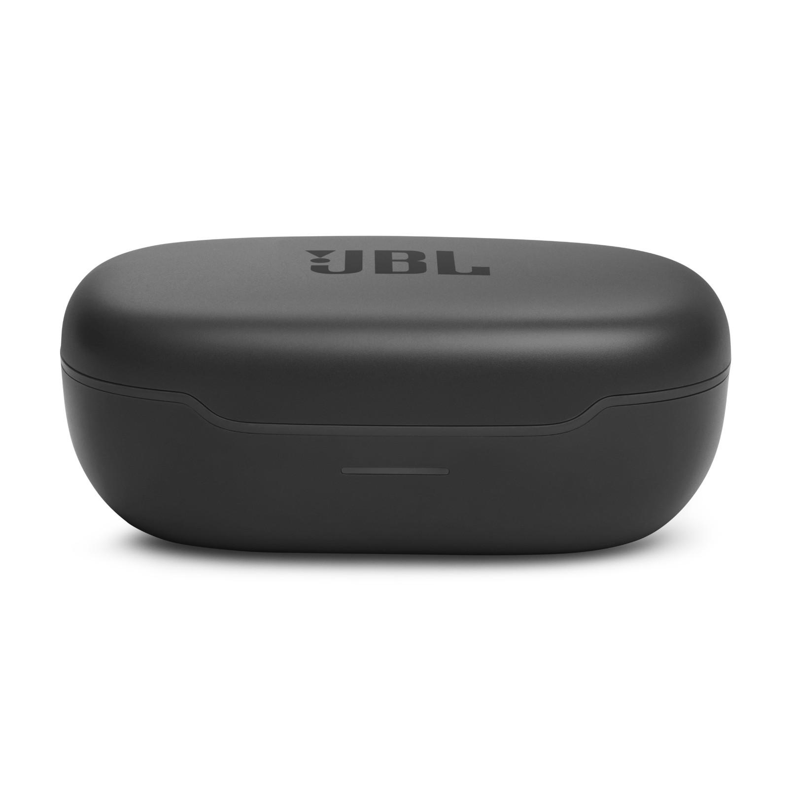 Ein schwarzes, rechteckiges JBL-Ohrhörer-Ladecase, geschlossen und glatt.