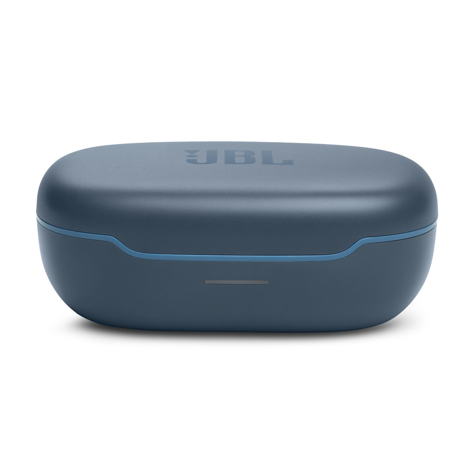 Ein geschlossenes, blaues JBL-Kopfhörer-Etui mit blauer Akzentlinie auf weißem Grund.