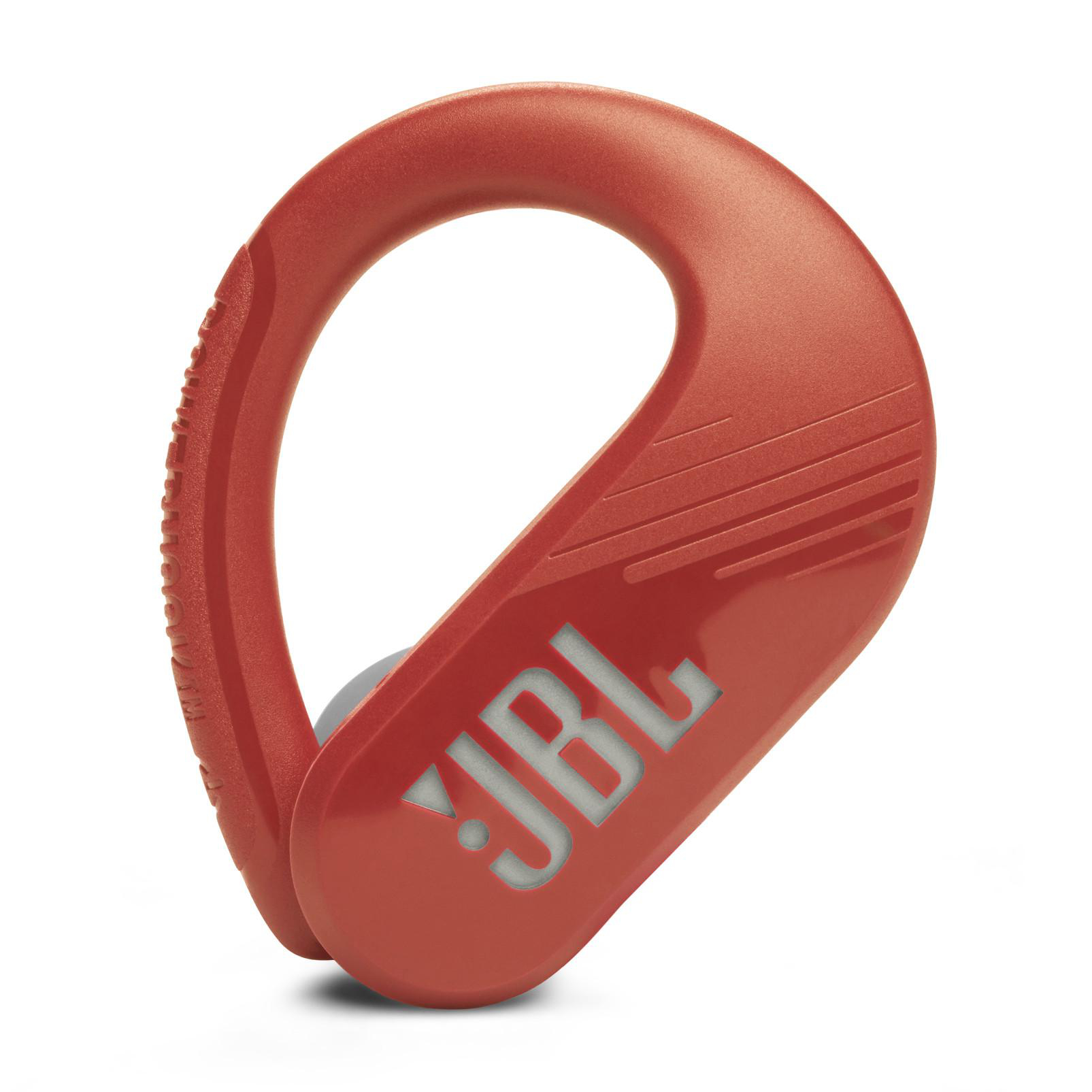 Ein orangefarbener JBL-Ohrhörer mit gebogenem Design, schräg vor weißem Hintergrund. Das Logo ist sichtbar.