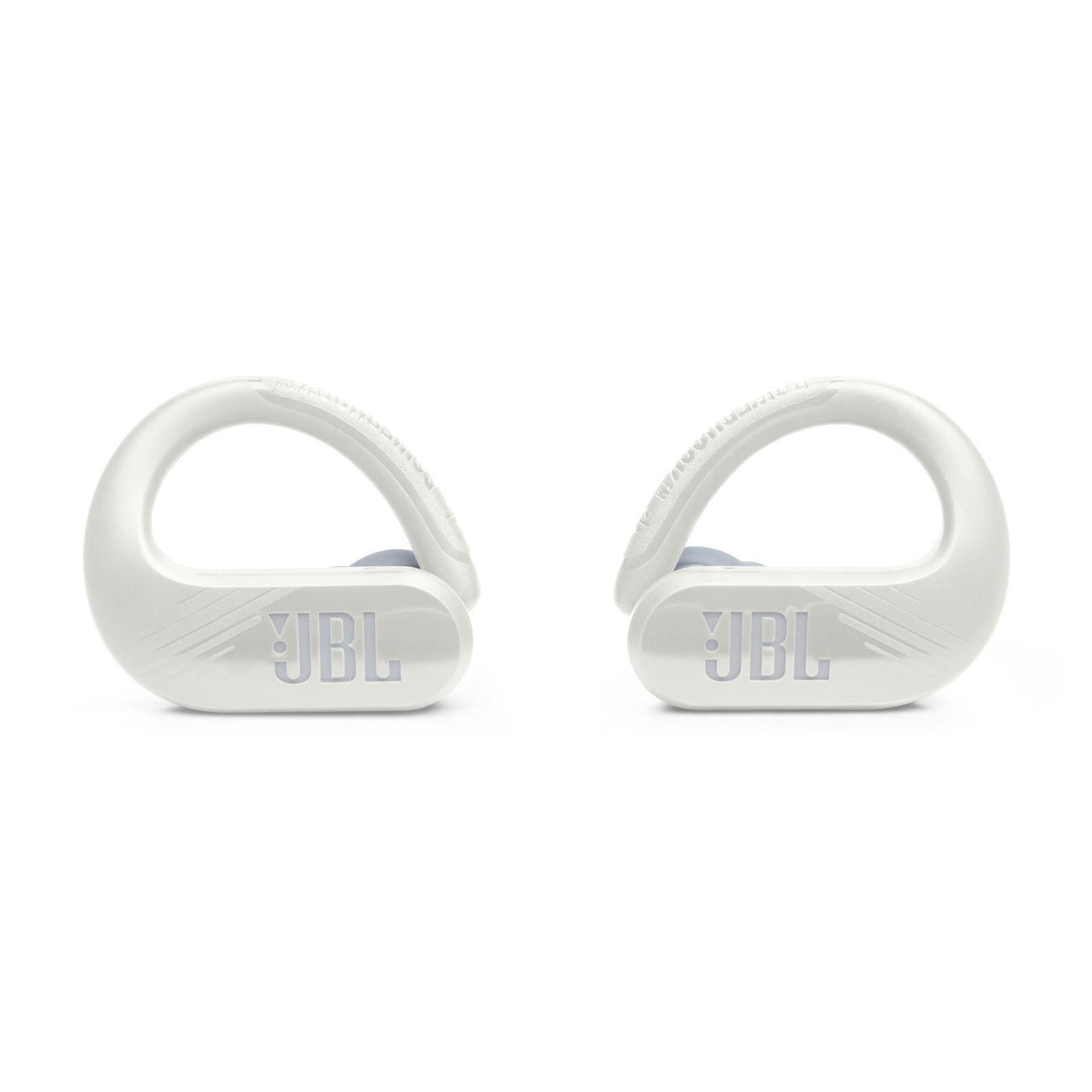 Weiße kabellose Ohrhörer mit JBL-Logo. Weißer Hintergrund.