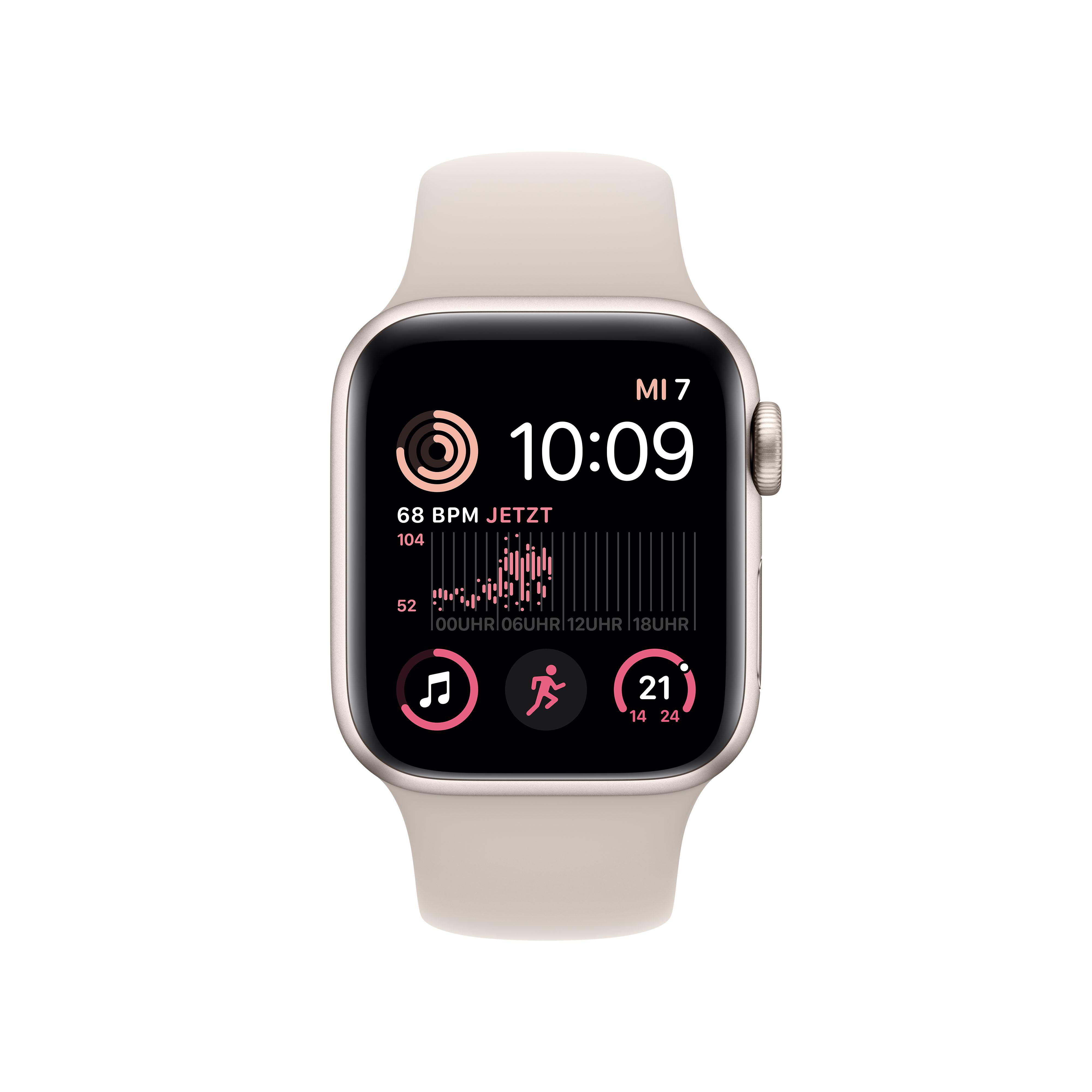 Eine Apple Watch Series 7 mit hellem Armband, die Zeit, Datum und Gesundheitsdaten anzeigt.