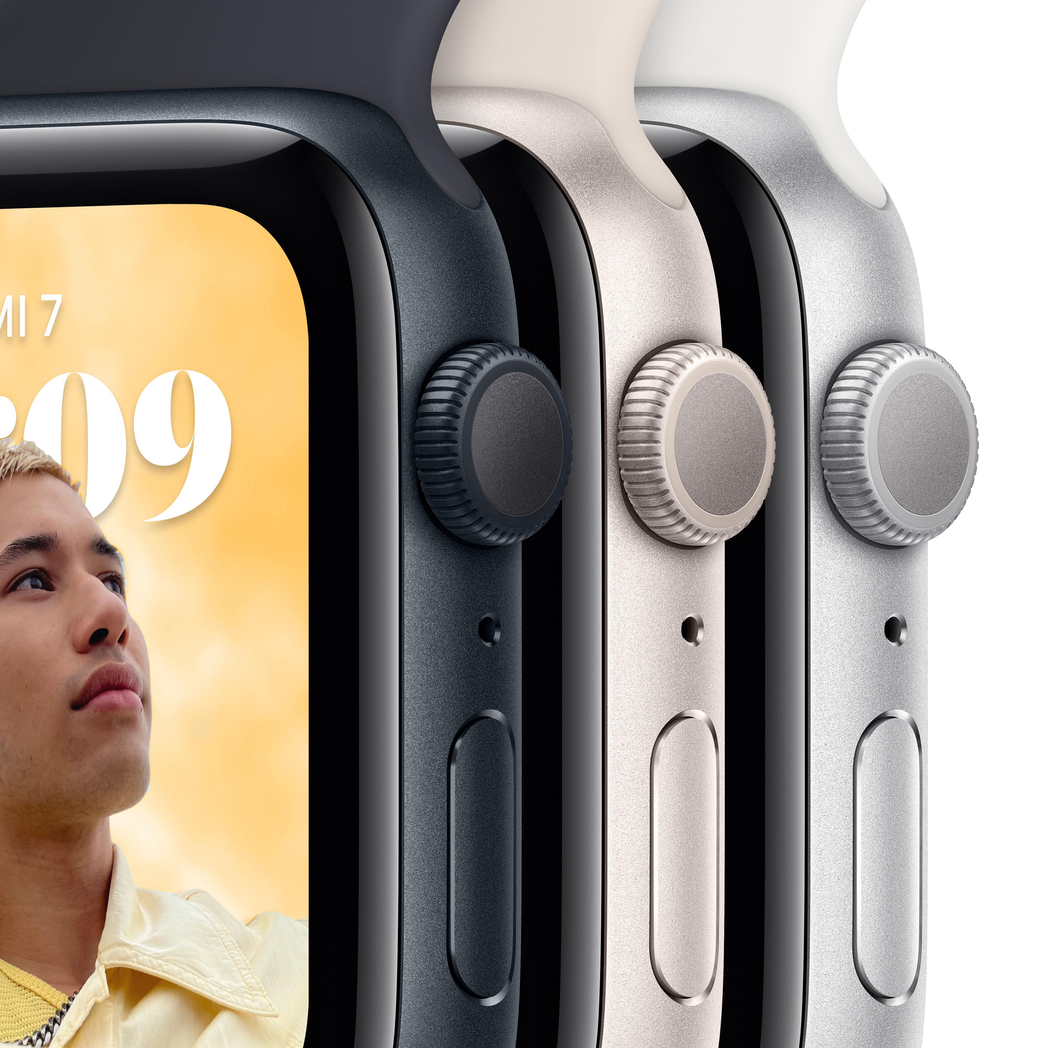 Drei Smartwatches, silber, grau und dunkelgrau. Das Gesicht eines Mannes ist sichtbar, der nach oben schaut.