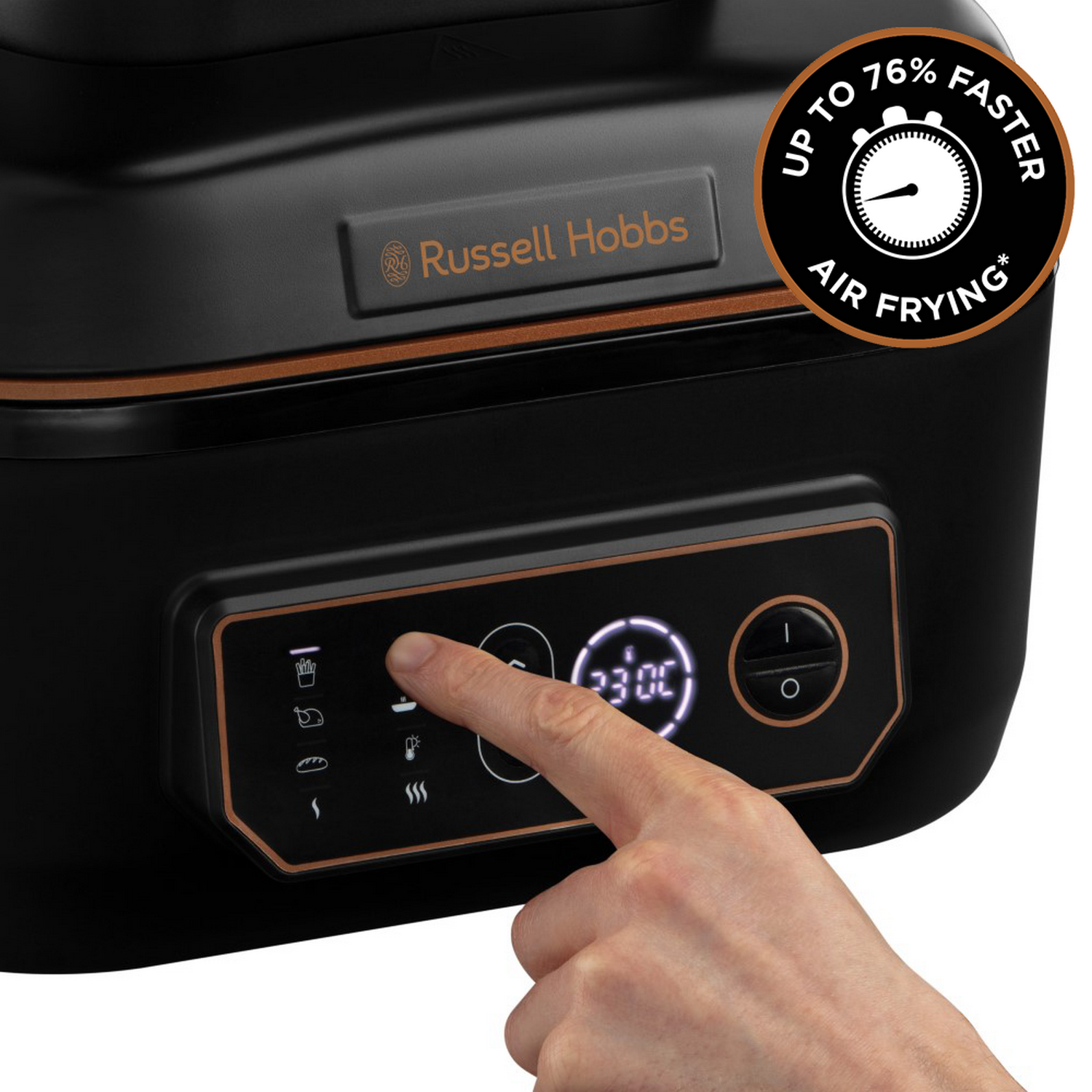 Een hand drukt op een knop van een zwarte airfryer. Display toont 23:00. Een 'Russell Hobbs'-logo is aanwezig.
