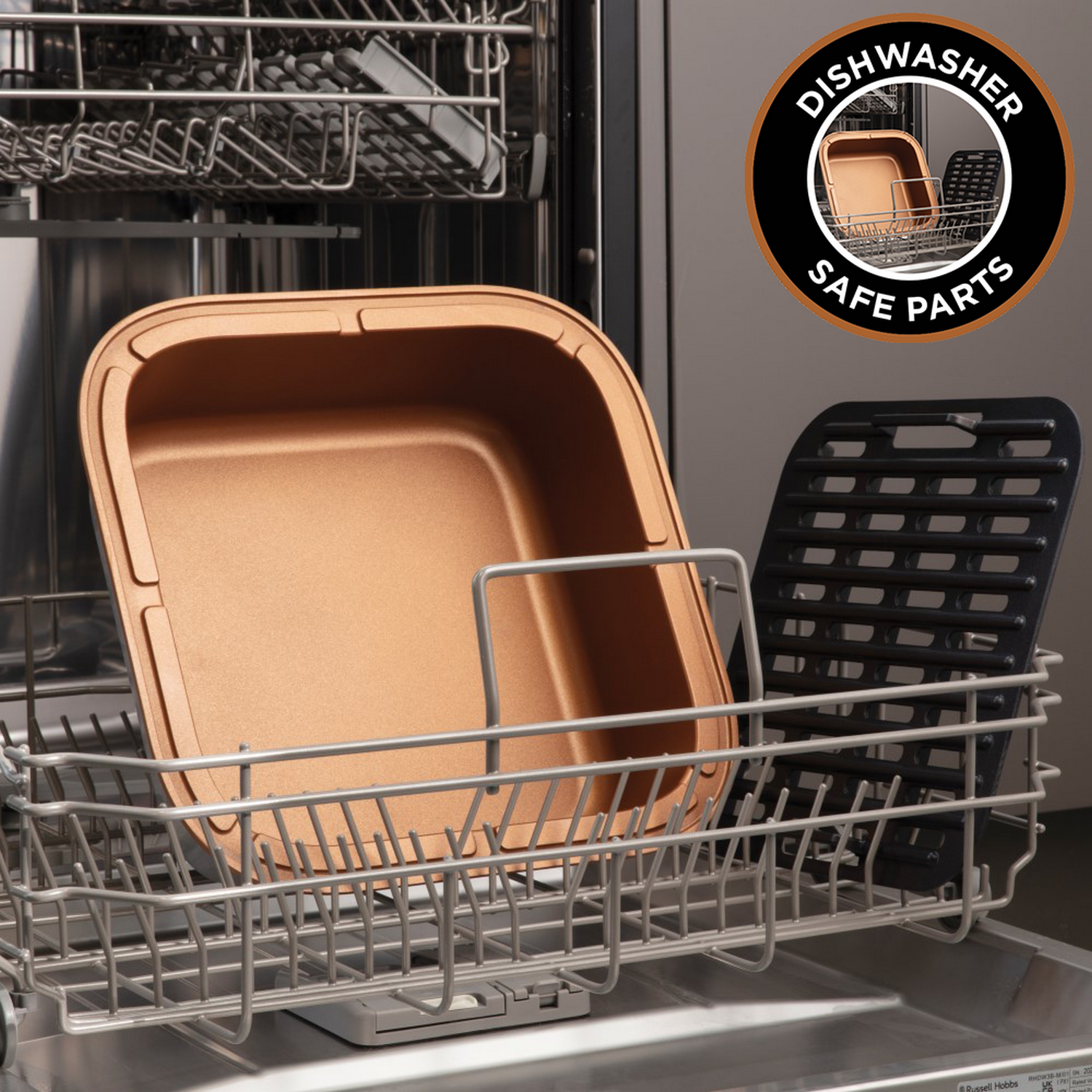 Vaatwasser met koperen pan en zwarte grill, met label 'Dishwasher Safe Parts'.