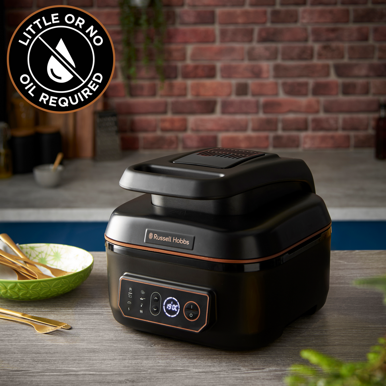 Een zwart Russell Hobbs apparaat met een oranje digitaal display. Tekst: 'Little or No Oil Required'.