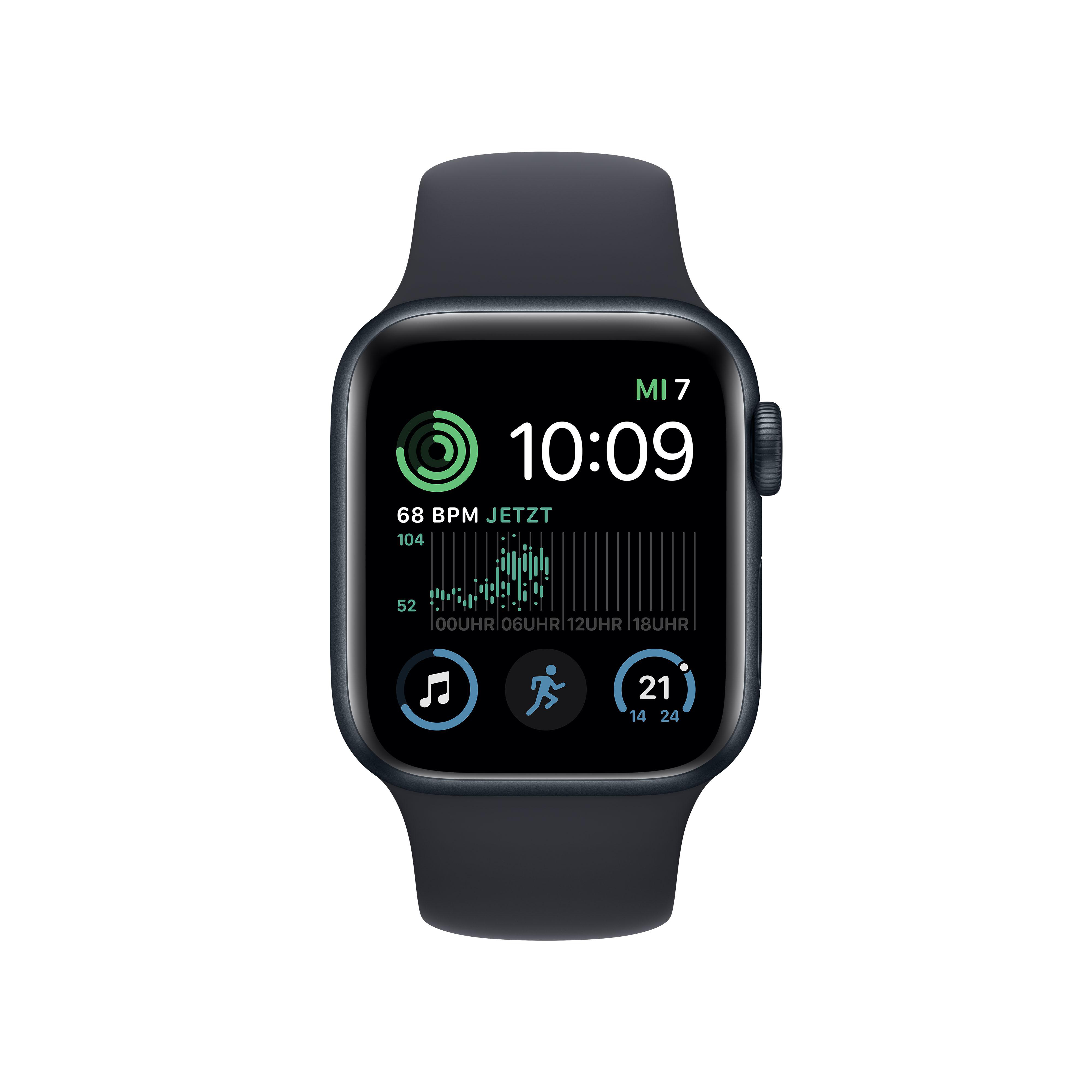 Eine schwarze Apple Watch mit dunkelblauem Armband, die die Uhrzeit anzeigt.