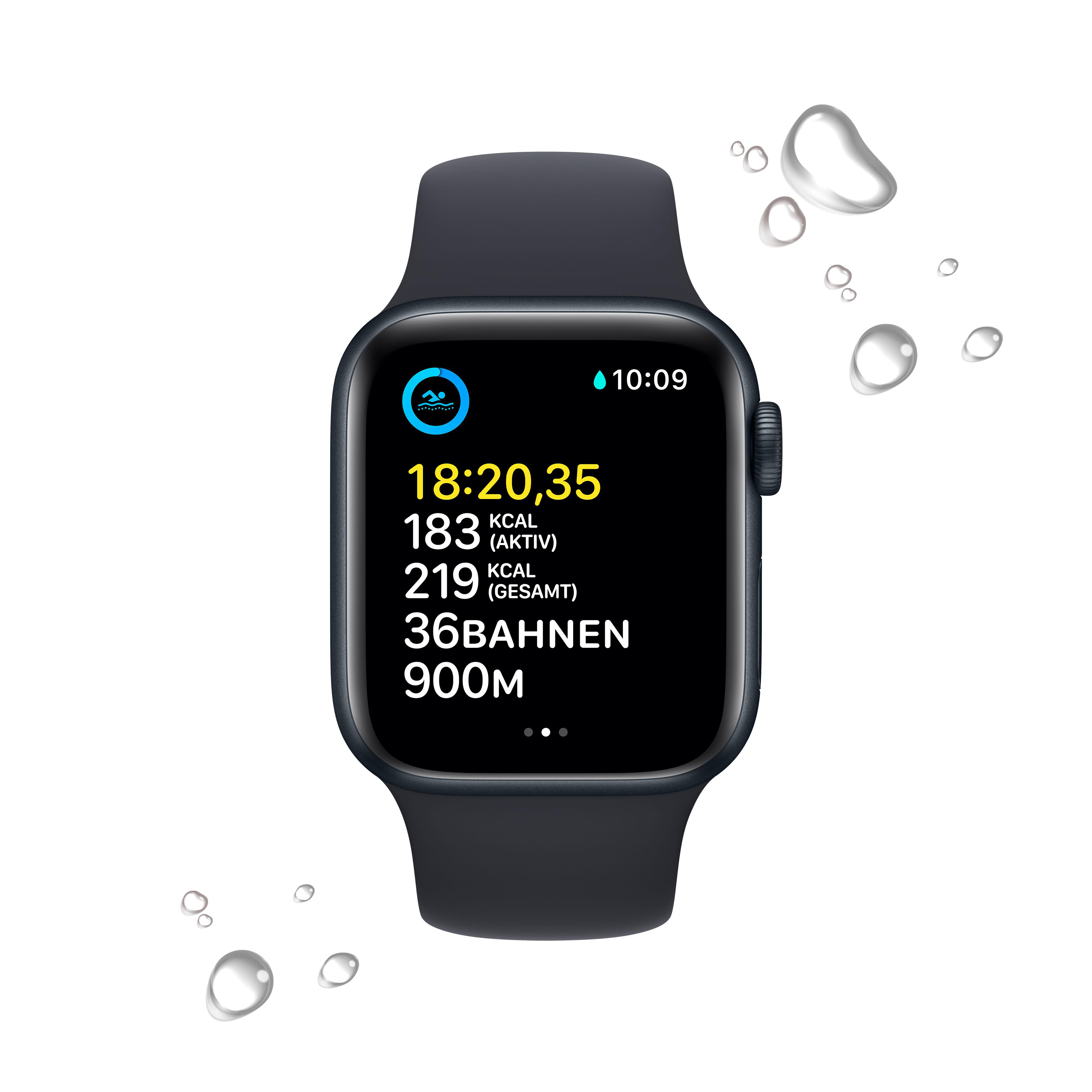 Schwarze Smartwatch, die Trainingsdaten anzeigt, mit Wassertropfen drumherum, auf weißem Hintergrund.
