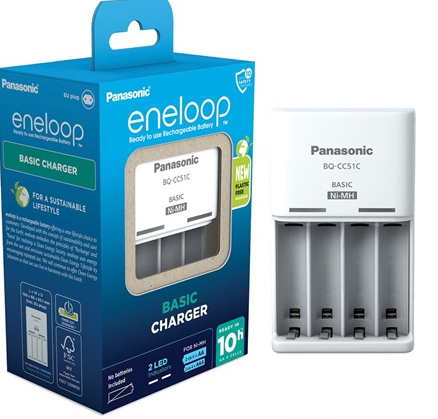 Panasonic eneloop töltő csomagolással és egy töltőállomás 4 rekesszel.