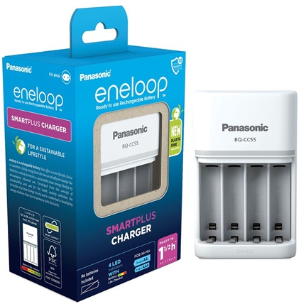 Panasonic eneloop töltő és elemek az eredeti csomagolásban.